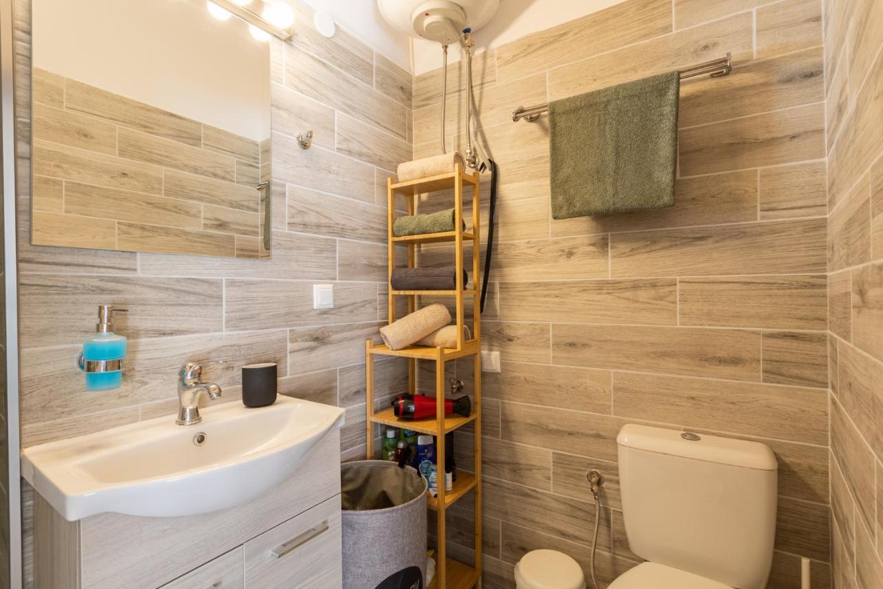 Modern City Center Loft Янина Екстериор снимка