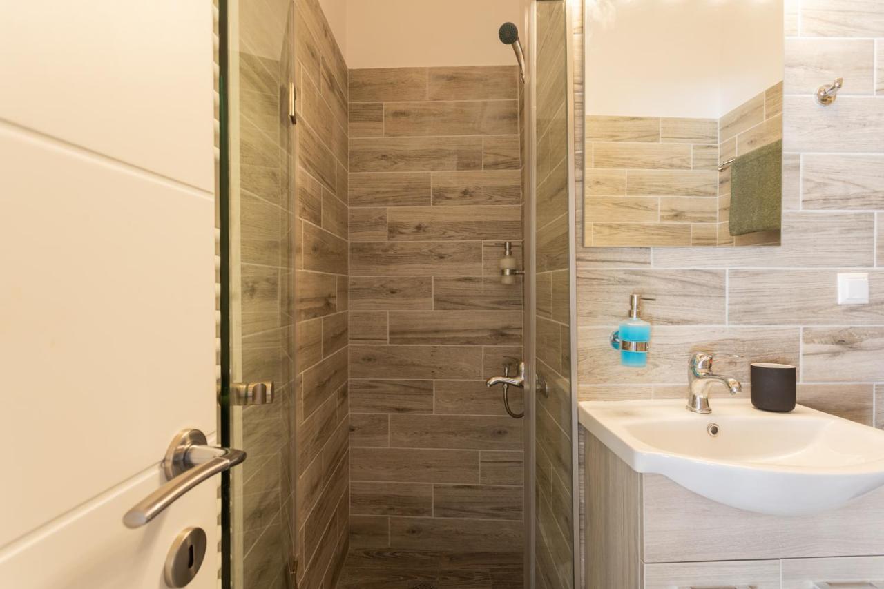 Modern City Center Loft Янина Екстериор снимка