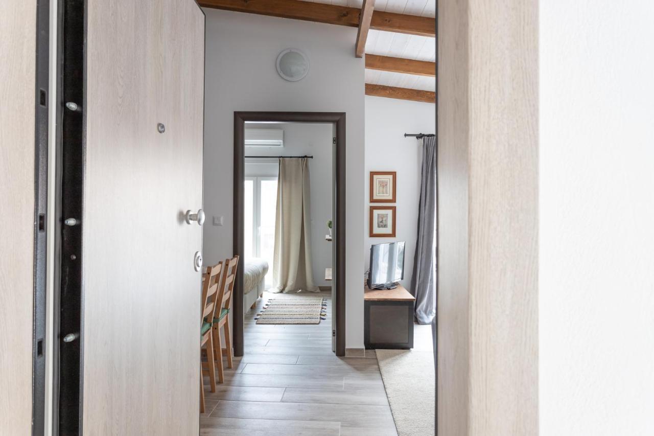 Modern City Center Loft Янина Екстериор снимка